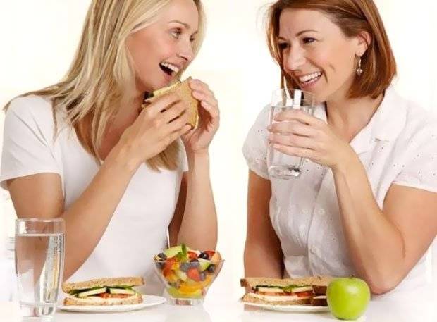هل يمنع شرب الماء أثناء تناول الطعام؟