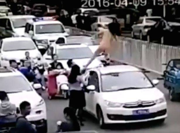 صاحب سيارة يعتدي على فتاة رقصت عارية فوق سيارته .. شاهد الفيديو