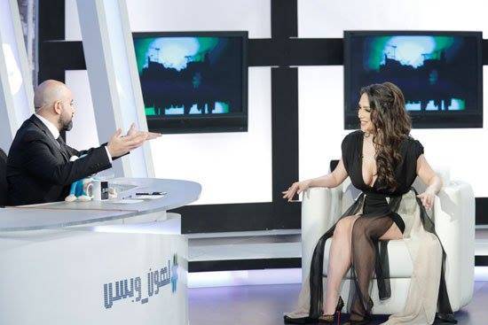 بالصور و في ثياب مثيرة للغاية، اللبنانية إليسار ضيفة برنامج "لهون وبس"