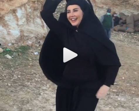 بالفيديو - لماذا وضعت جيني إسبر قناعاً ضد الأسلحة الكيماوية؟!