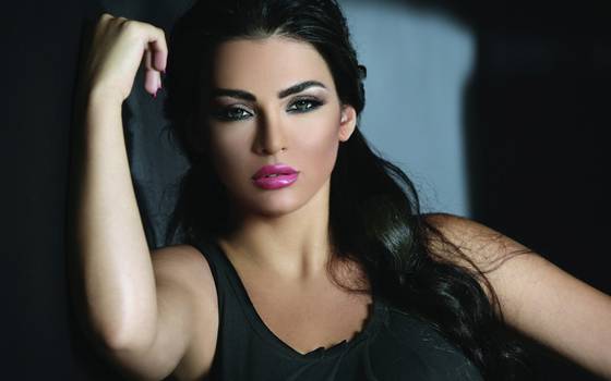 الفنانة قمر تبكي أمام قبر والدتها الشابة .. فيديو