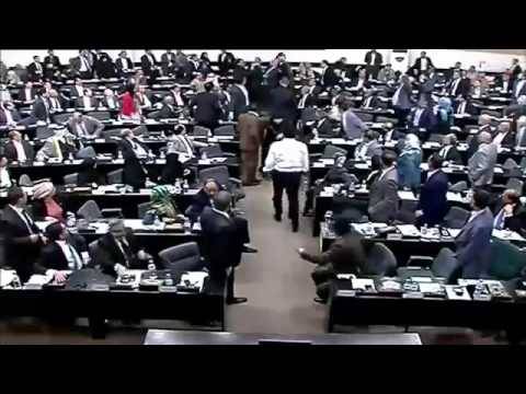 بالفيديو: اشتباكات بالأيدي واعتداء نواب على زميلاتهم داخل البرلمان العراقي