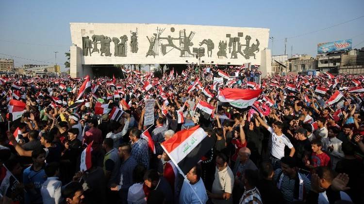 الآلاف يتظاهرون وسط بغداد للمطالبة بإقالة الرئاسات الثلاث