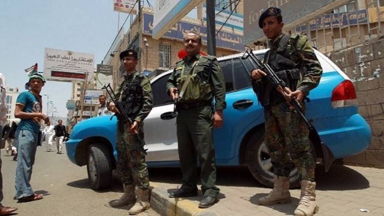 مقتل 4 جنود يمنيين بتفجير سيارة في عدن