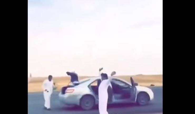 فيديو: شباب يتحرشون بفتاة.. فماذا طالب نشطاء الانترنت!