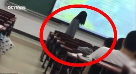 بالفيديو- أستاذ يُهدد تلميذته ويُجبرها على فعل هذا الأمر أمام زملائها؟!