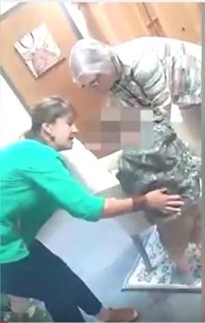 بالفيديو.. معلمة تجبر أماً على مشاهدة طفلها وهو يعاقب بالضرب