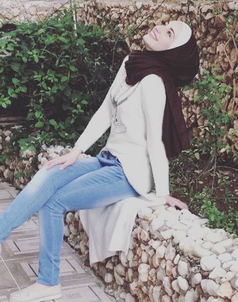 فنانة تنشر صورة لابنتها المحجبة... من هي؟