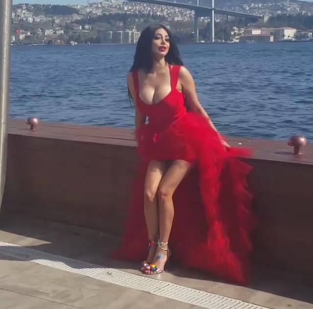 صور ساخنة لرولا يموت تشعل مواقع التواصل الاجتماعي!