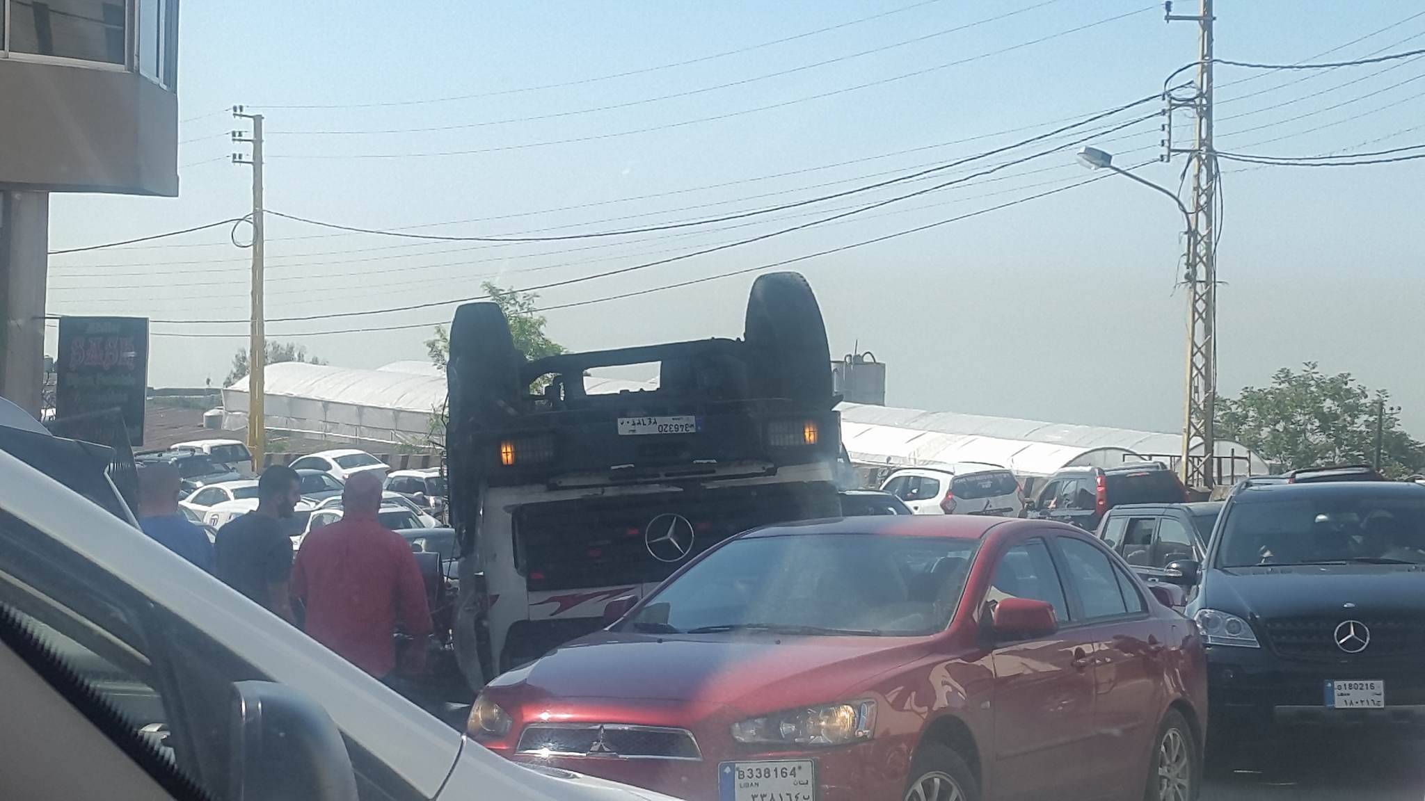 بالصور.. انقلاب شاحنة على سيارة على طريق عام قبيت الكيكو- المتن ما أدى الى جرح شخص وقد عملت فرق الدفاع المدني على نقل الجريح الى مستشفى سرحال للمعالجة