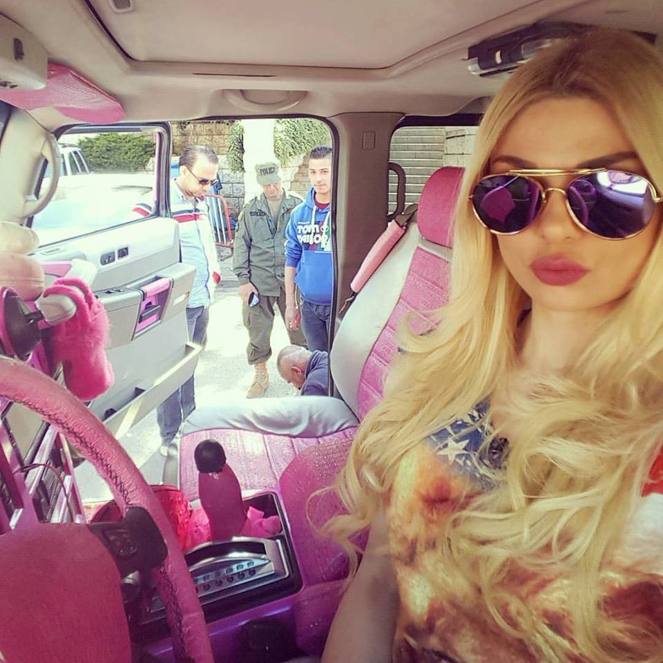 بالصورة: شيء ما في سيارة العارضة المثيرة ميريام كلينك حيّر المشاهدين!