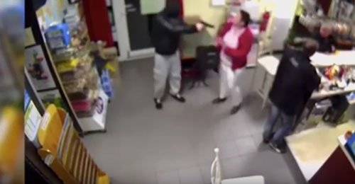 وضعت رضيعها جانبا… وانقضت على اللص بالضرب .  بالفيديو