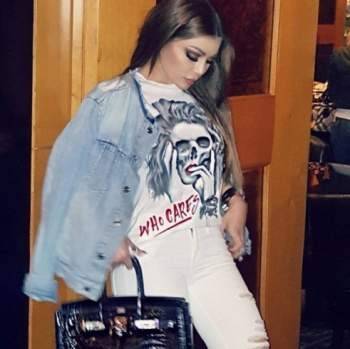 هيفا وهبي بإطلالة رياضية مثيرة وأفعى على يدها!