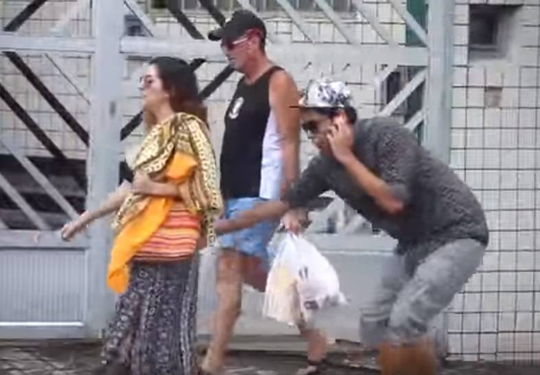 بالفيديو: شاهد ماذا يحصل عندما تصفع بنت على مؤخرتها في الشارع!