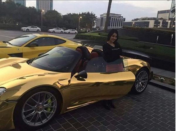 دولة “عيال زايد” تهدي الراقصة “صافيناز” سيارةً مطليّة بالذّهب تقديراً لجهودها!!