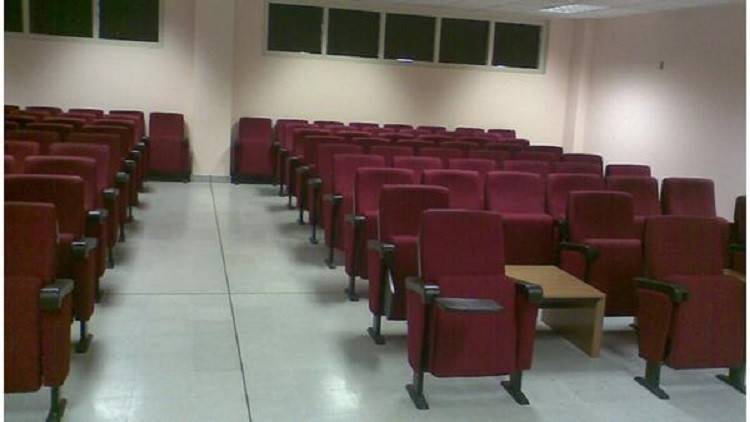 أستاذ يجبر طلابه على إجراء امتحان الثالثة فجرا