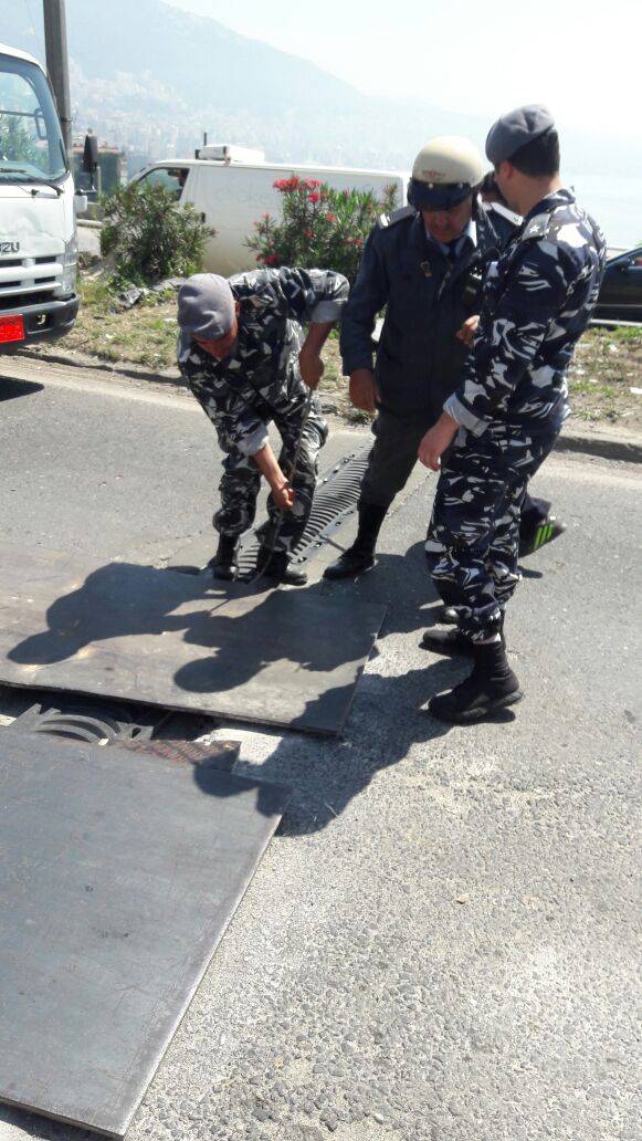 بالصور: عناصر #قوى_الأمن تساعد العمال للقيام بالأشغال على أوتوستراد جونية لتسهيل حركة المرور أمام المواطنين
