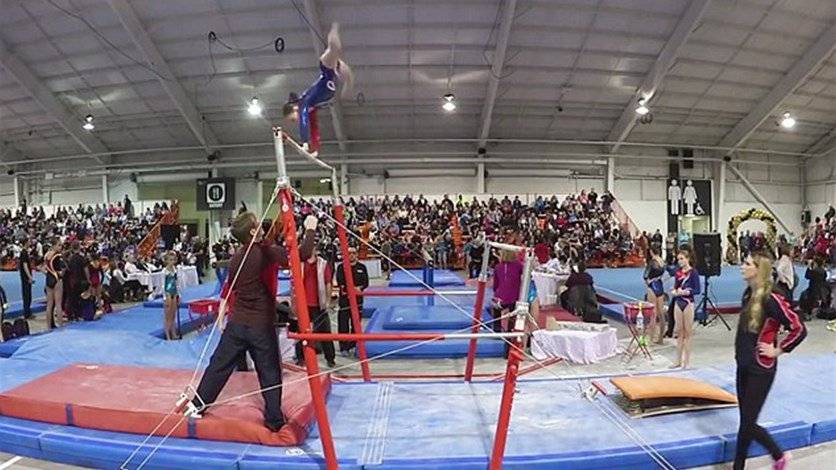 بالفيديو: مدرّب جمباز ينقذ لاعبة قبل لحظةٍ من ارتطام رأسها بالأرض
