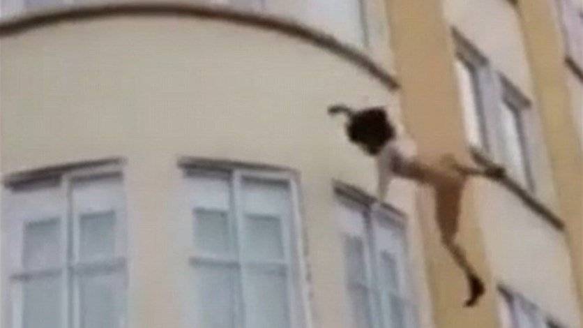 بالفيديو: قفزت من النافذة عاريّة .. وهذا ما حدث لها!