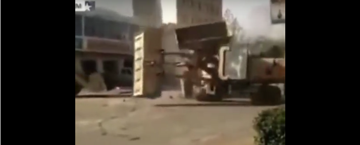 فيديو: مصارعة الجرافات على أحقية العمل تنتهي بكارثة