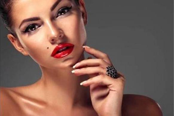 الغمازات والشامات وغيرها.. كيف تحولت اختلالات في وظائف الجسم إلى علامات للجمال؟