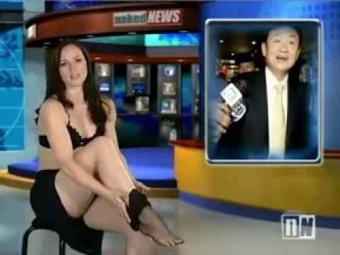 بالفيديو مذيعة تتعرى على الهواء مباشرة