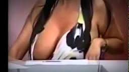 بالفيديو فضيحة مذيعة  تعرض صدرها على الهواء