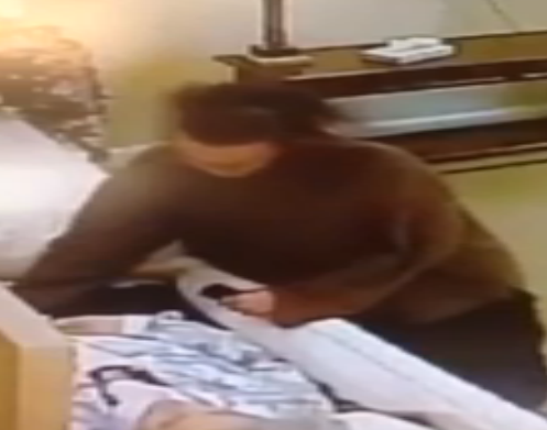 بالفيديو: فتحت التابوت وسرقت الجثّة!