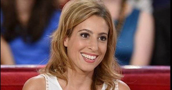 بالفيديو - إعلامية لبنانية حاورت الرئيس الفرنسي .. صارت هي الحدث وأشعلت فرنسا