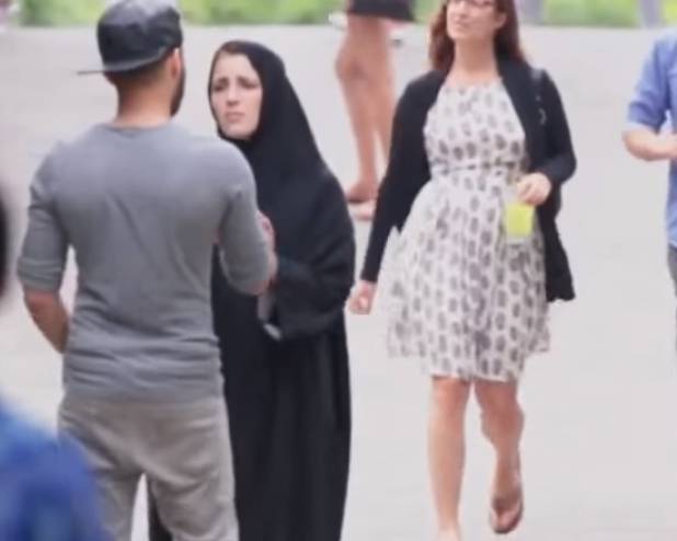 فيديو: شاب يصفع فتاة محجبة في احدى شوراع أمريكا..شاهد ردة فعل الناس