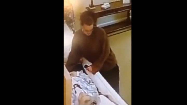 مذهل : بالفيديو – امرأة تسرق خاتما من إصبع ميتة !