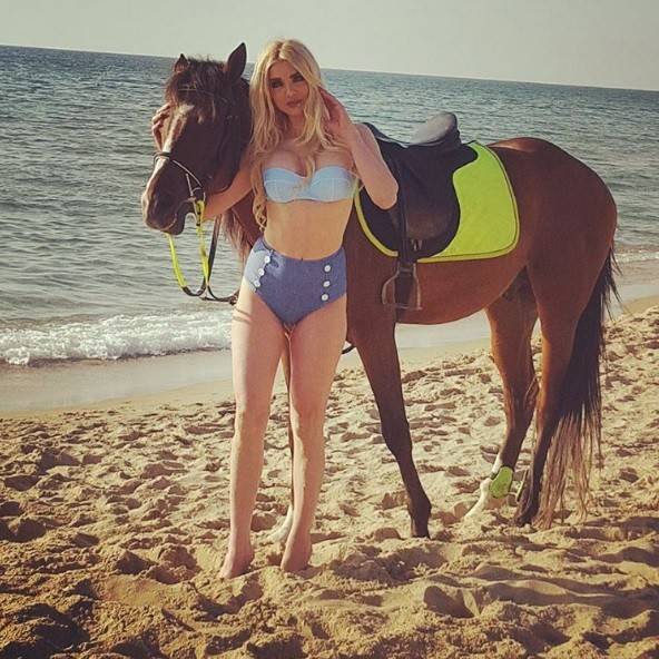 ميريام كلينك.. بصورة فاضحة تبرز مفاتنها!