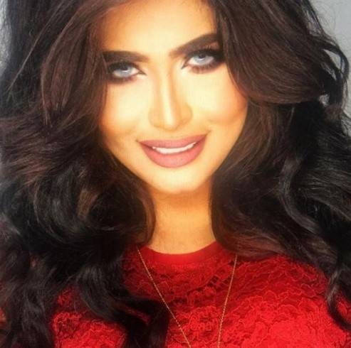 بالصور.. ما علاقة هذه العارضة المثيرة بأحلام؟