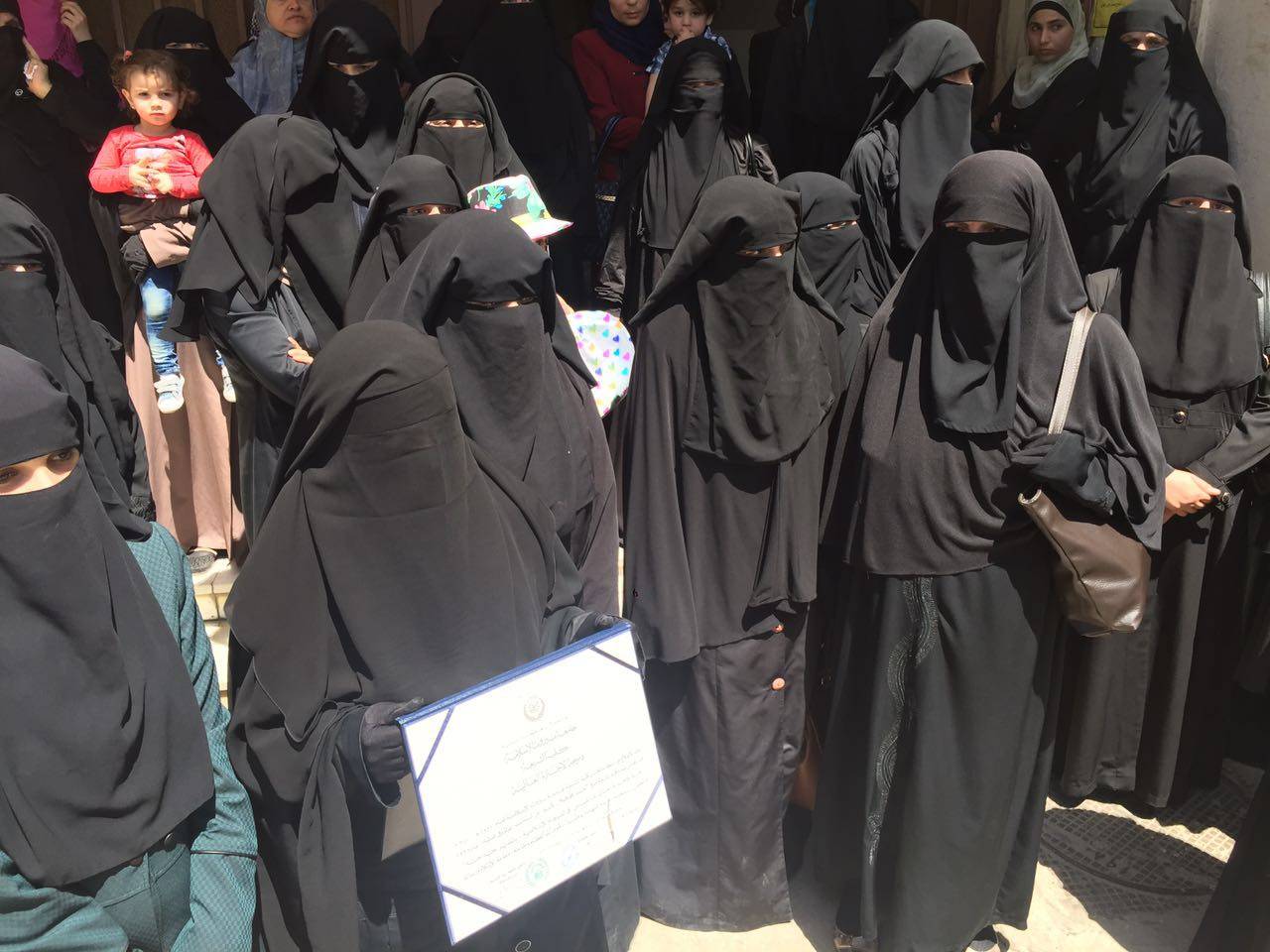 اعتصام لأمهات وزوجات الموقوفين الاسلاميين أمام دار الإفتاء في صيدا