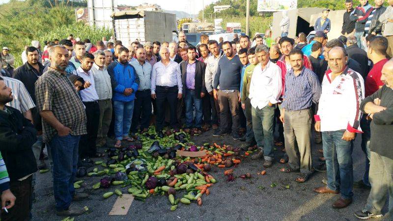 قطع الطريق الدولية عند جسر النهر في عكار
