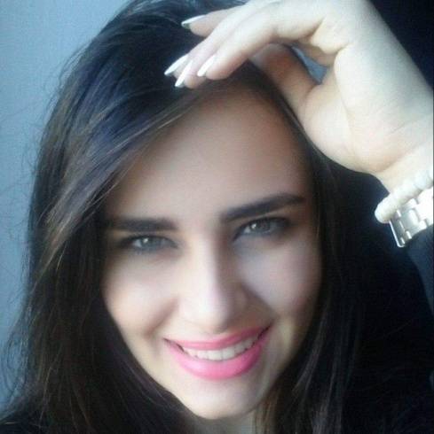 بالصور- قبلة هذه الحسناء أثارت إعجاب المصريين.. والسبب؟ مفاجأة ستدهشكم