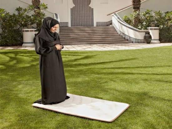 سجاد للصلاة باستخدام تقنيات الفضاء