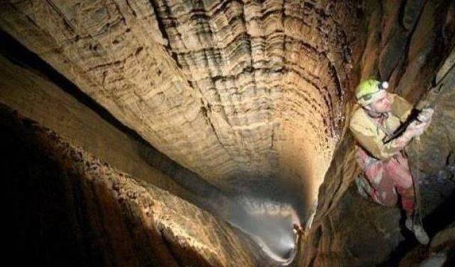 العثور على مغارة في روسيا بعمق 170 مترا