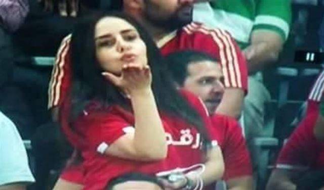 بالصور: من هي المشجعة صاحبة القبلة التي أثارت إعجاب المصريين؟