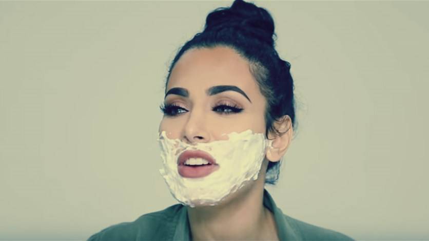 بالفيديو: خبيرة تجميل عراقيّة تنصح النساء بحلق الذقن