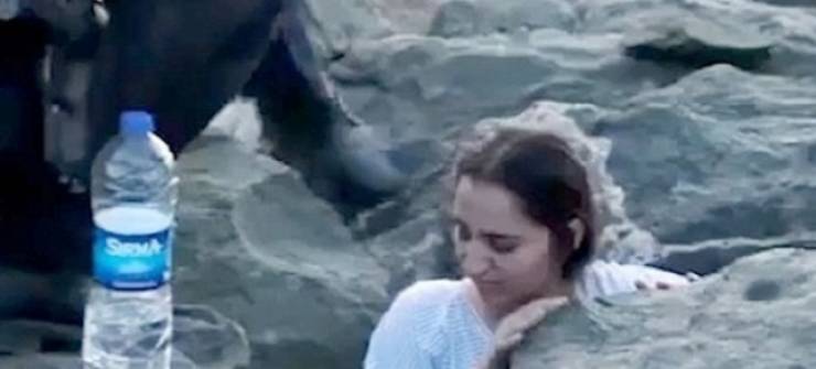 فيديو: شابة تحاصر بين الصخور بسبب "سيلفي"