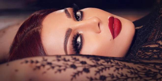 بالصورة: هيفاء وهبي تثير غضب جمهورها بإرتداء حجاب ولباس مثير!
