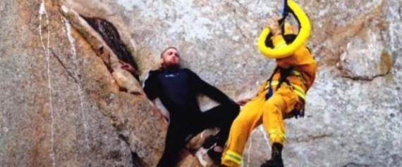 خاطر بحياته ليطلب من حبيبته الزواج لكنه علق بقمة الجبل.. قصة العاشق الفاشل!