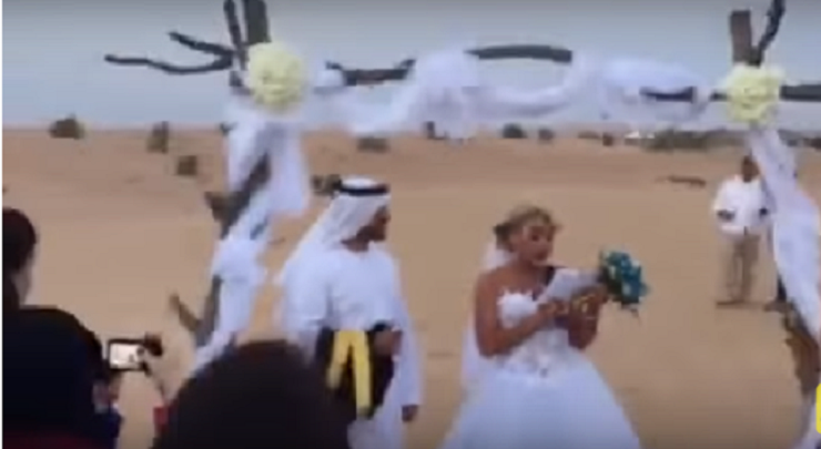 بالفيديو- شاهدوا زفاف إماراتي من فرنسية في صحراء دبي