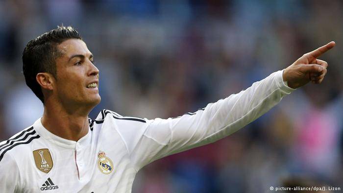 رونالدو "يخون" ريال مدريد ويعشق حسناء "برشلونية".. حتى أنت يا رونالدو!