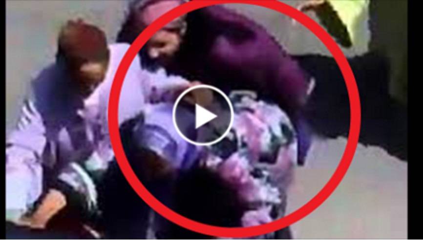 بالفيديو: فضيحة غير أخلاقية - شاهد ماذا فعل رجل بزوجته أمام المارة!