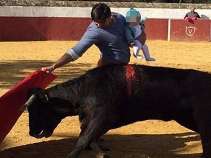 بالصورو للقلوب القوية... قرن ثور يخترق المحظور للـ"ماتادور"