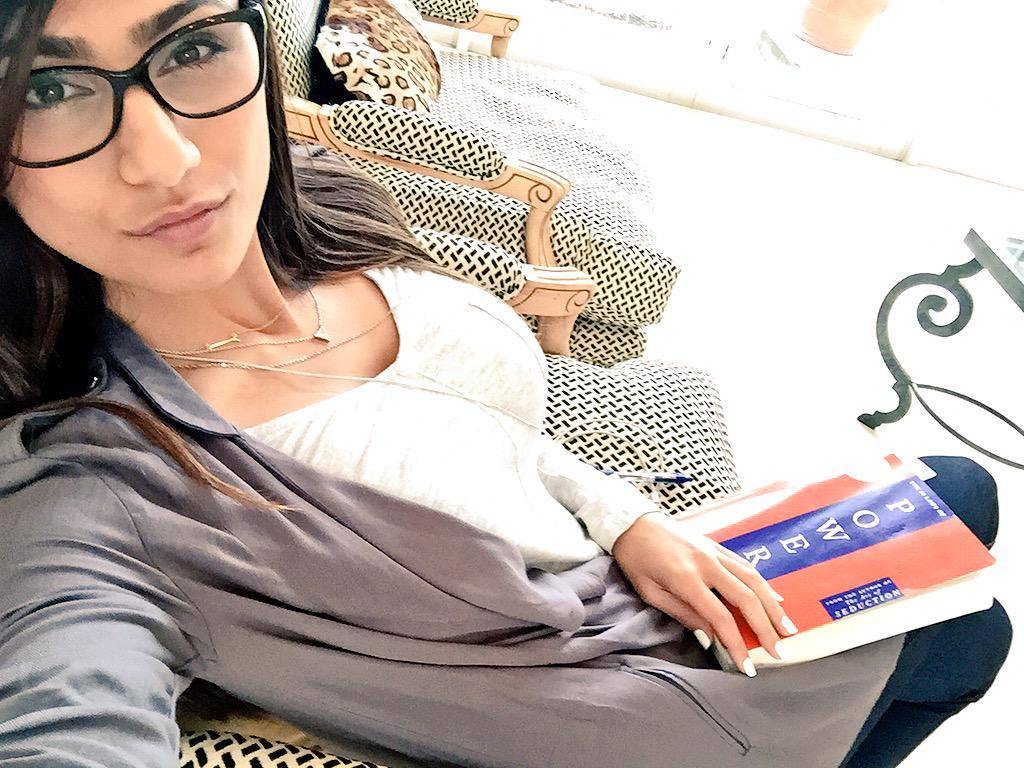 ميا خليفة تمارس الجنس وهي تلبس النقاب والعباءة