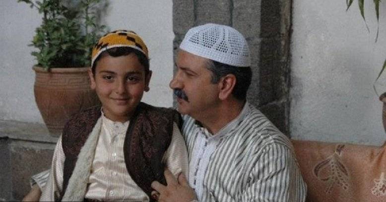 هل تذكرون الطفل ابن أبو حاتم في "باب الحارة"؟ شاهدوا كيف أصبح الان وهذا الممثل الشهير هو والده