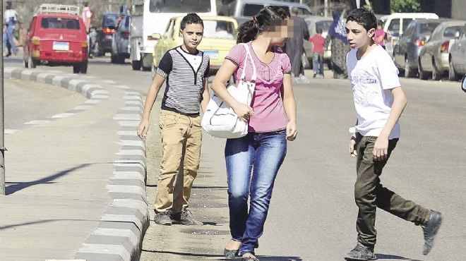 تحرش بأخته الطفلة.. فعاقبه والده أشد عقاب! شاهدوا ماذا فعل به الأب..